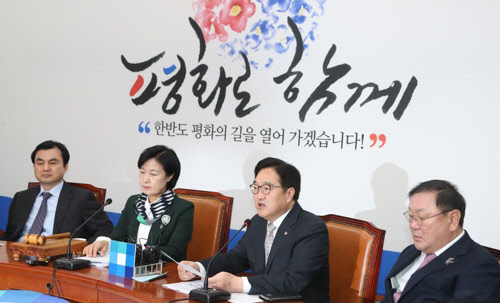 우원식 민주당 원내대표가 9일 국회에서 열린 최고위원회의에서 자유한국당 등 야당에 조속히 개헌안 협상을 하자고 요청하고 있다./연합뉴스